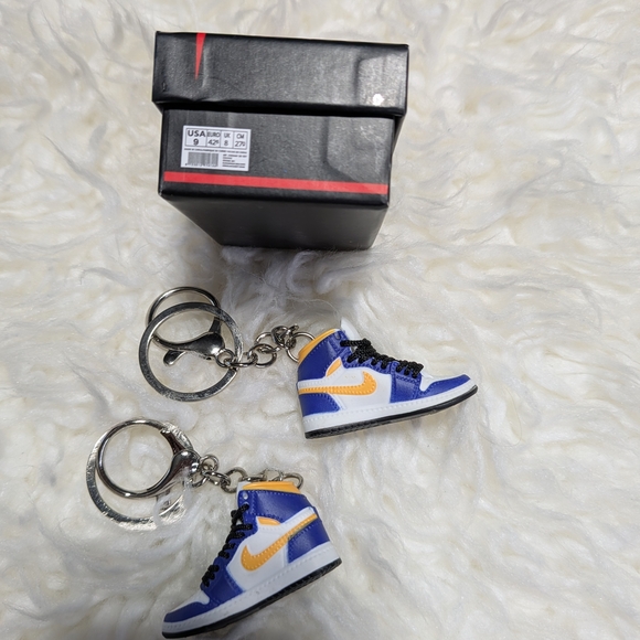 Nike Mini Sneaker Keychain - Picture 5 of 10